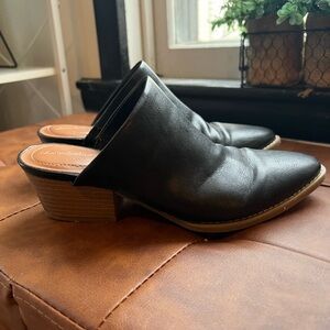 EUC Black Universal Thread Tera Mules - Size 7